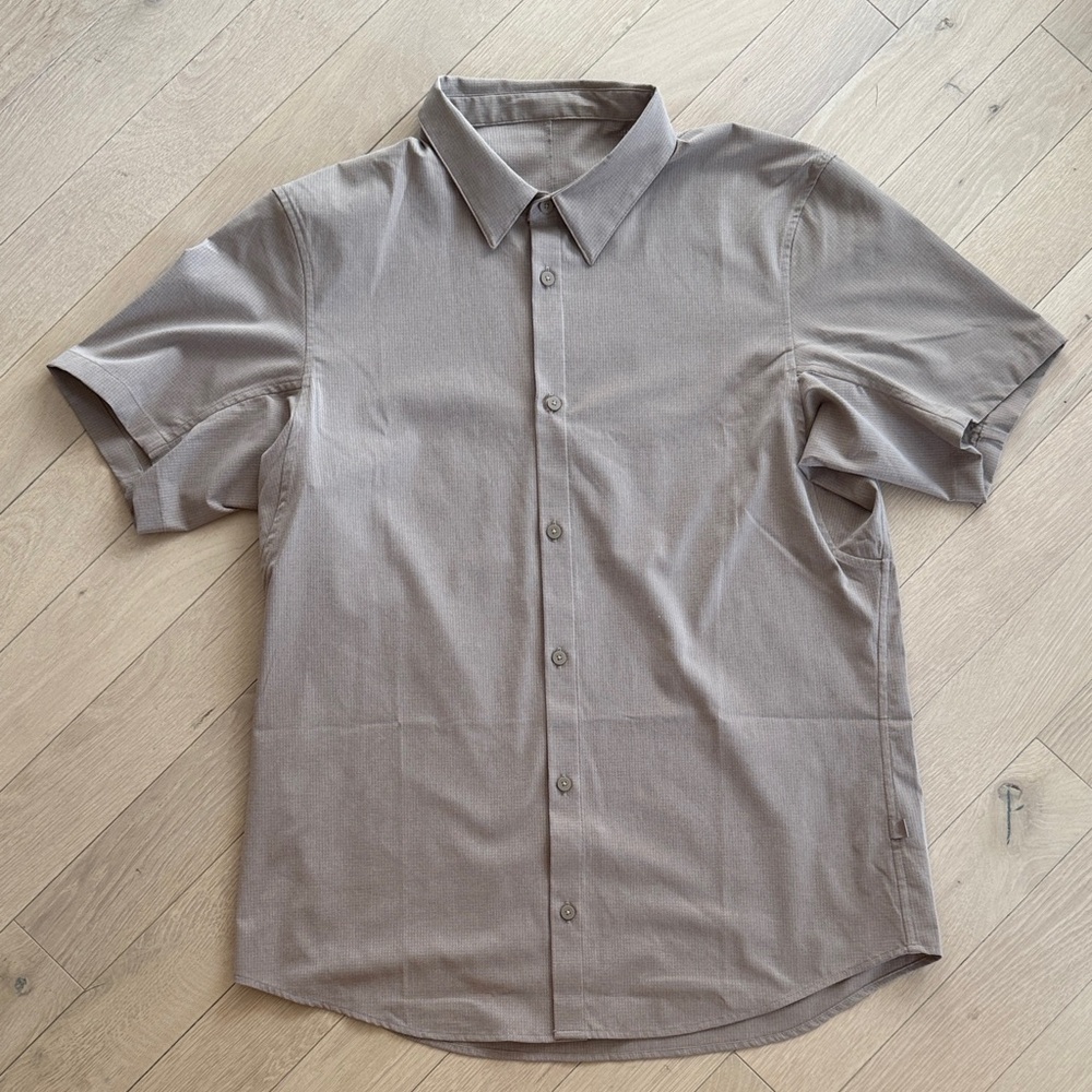 Lululemon Lightweight Short Sleeve Button Down Olive/Beige (FITS LiKE LARGE)